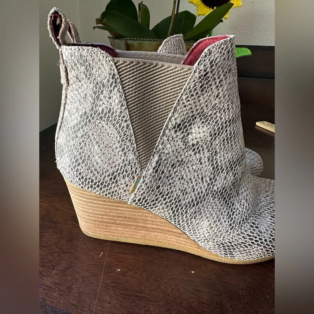 Toms Snake-Texture Light Gray Chelsea Booties
